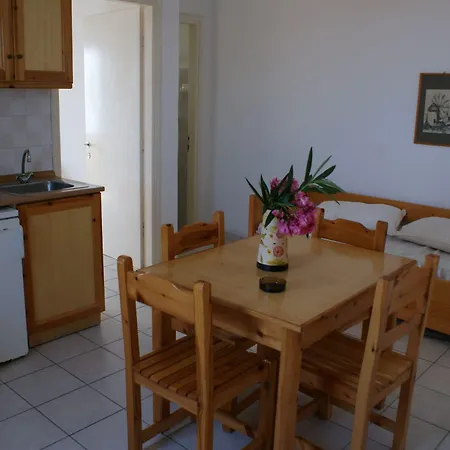 Front Salvanos Apart-hotel