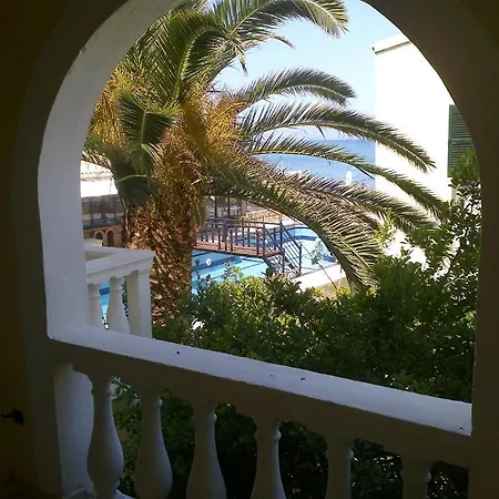 Front Salvanos Aparthotel