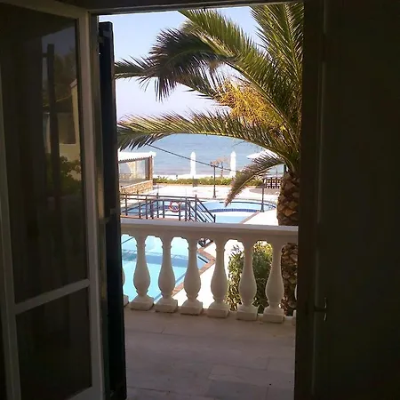 Front Salvanos 2* Acharavi (Corfu)