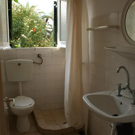 Front Salvanos Apart-hotel